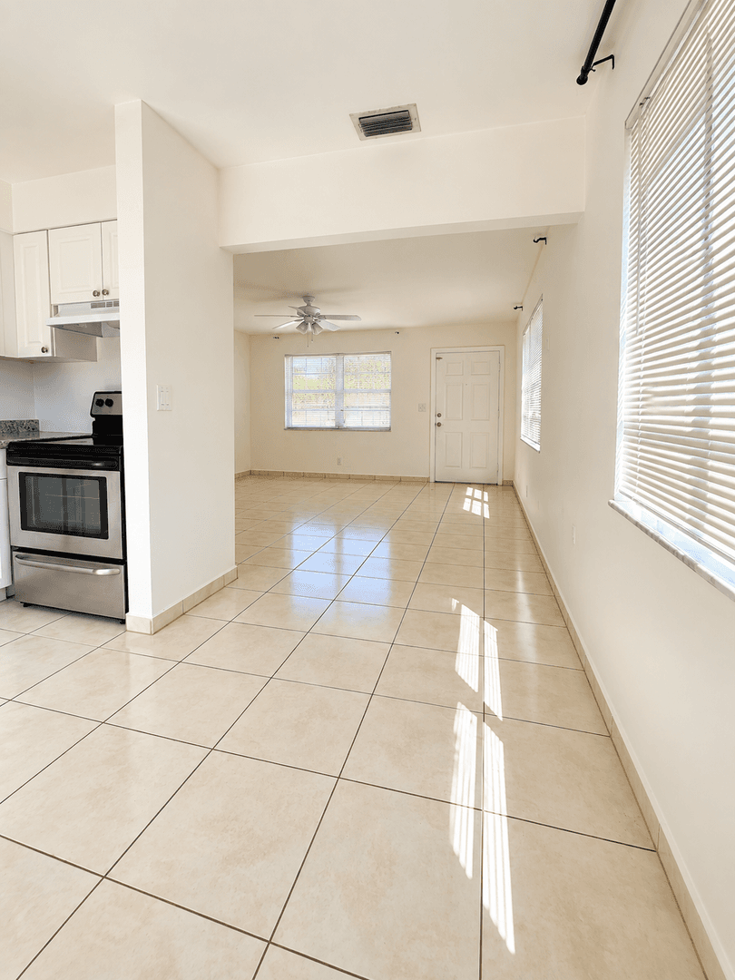 Hallandale Beach Apartment: 624-626 SW 7th Ave