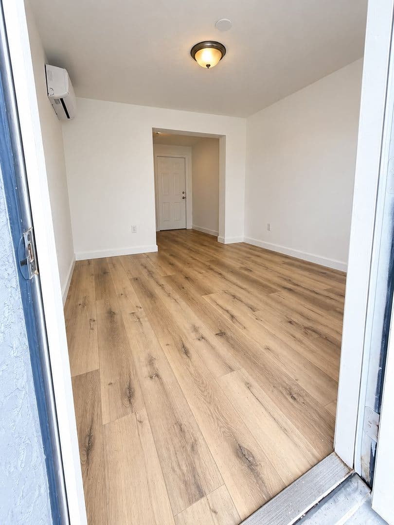 Hallandale Beach Apartment: 840 NW 10th St