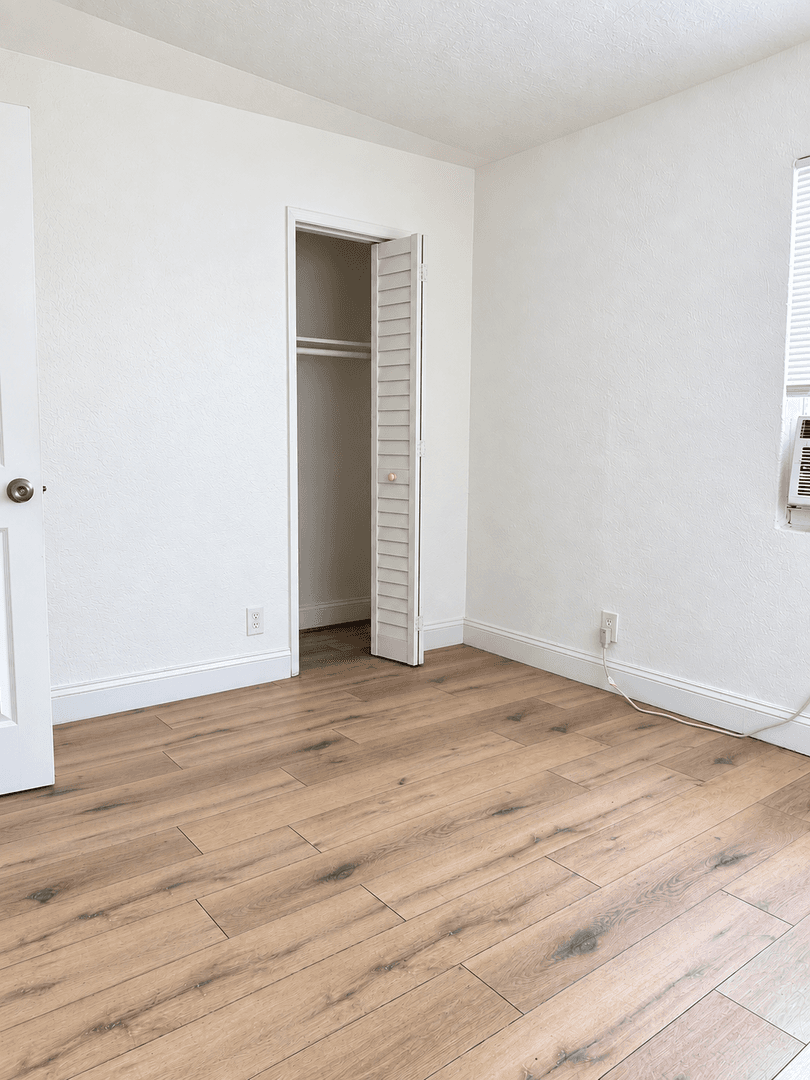 Hallandale Beach Apartment: 539 NW 1st Ave