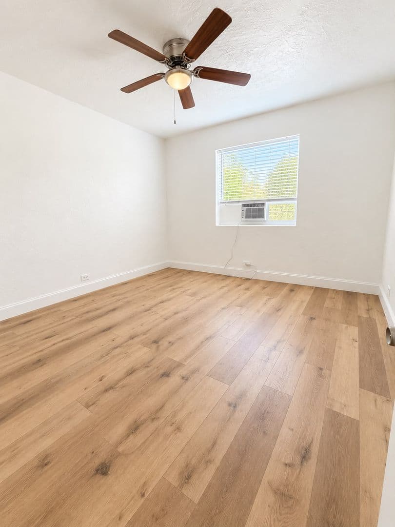 Hollywood Apartment: 1903 Thomas St
