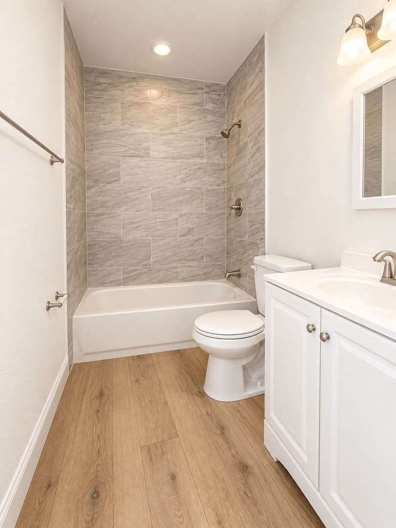 Hollywood Apartment: 1903 Thomas St