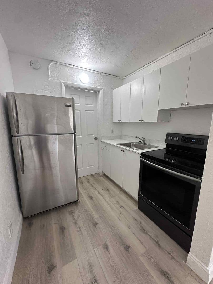 Hallandale Beach Apartment: 539 NW 1st Ave