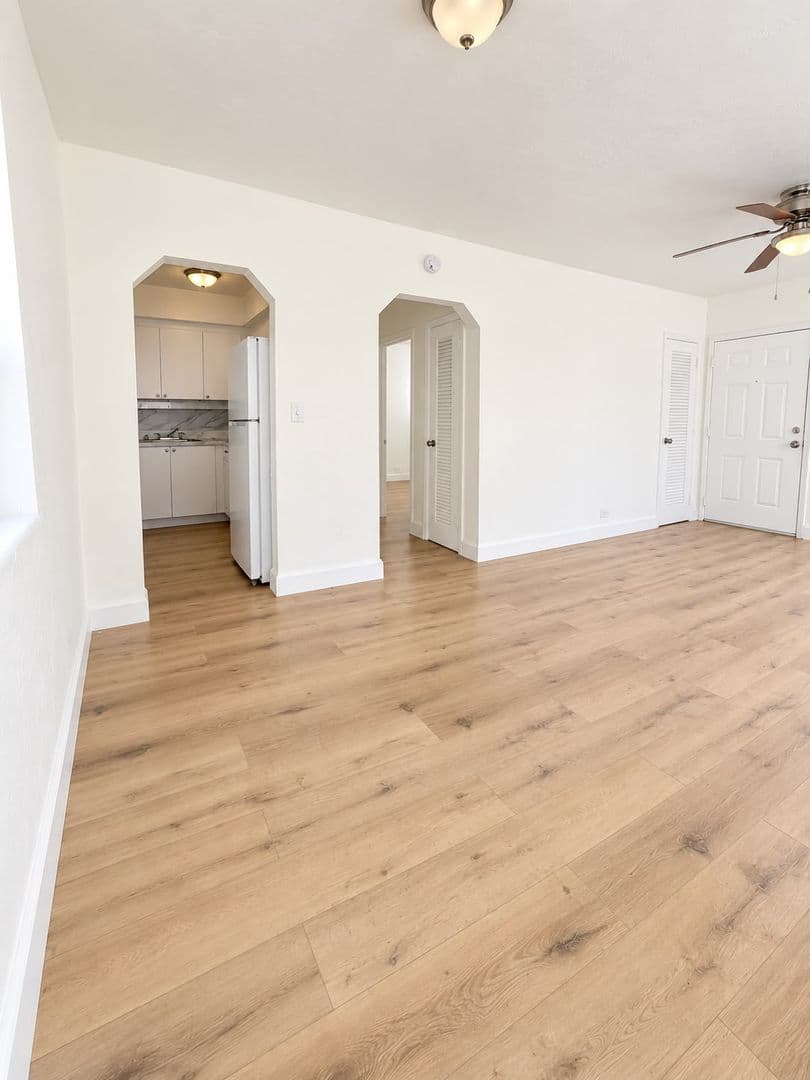 Hollywood Apartment: 1903 Thomas St