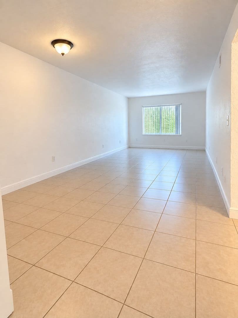 Miami Gardens Apartment: 18200 NW 20th Ave