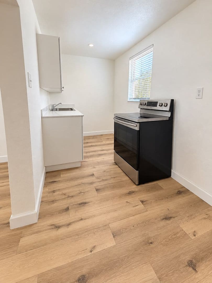 Hallandale Beach Apartment: 840 NW 10th St