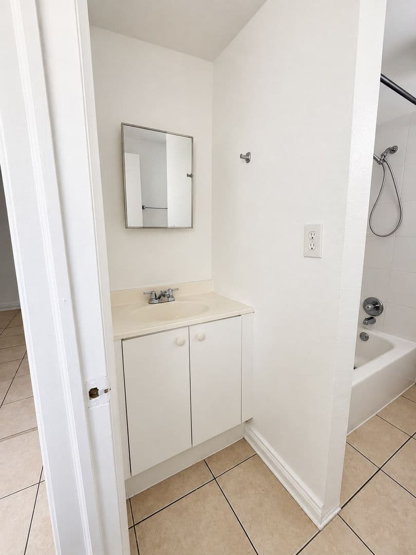 Hallandale Beach Apartment: 840 NW 10th St