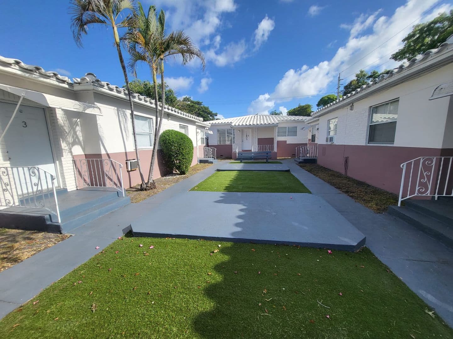 Hollywood Apartment: 1903 Thomas St