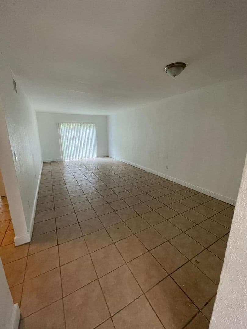 Miami Gardens Apartment: 18200 NW 20th Ave