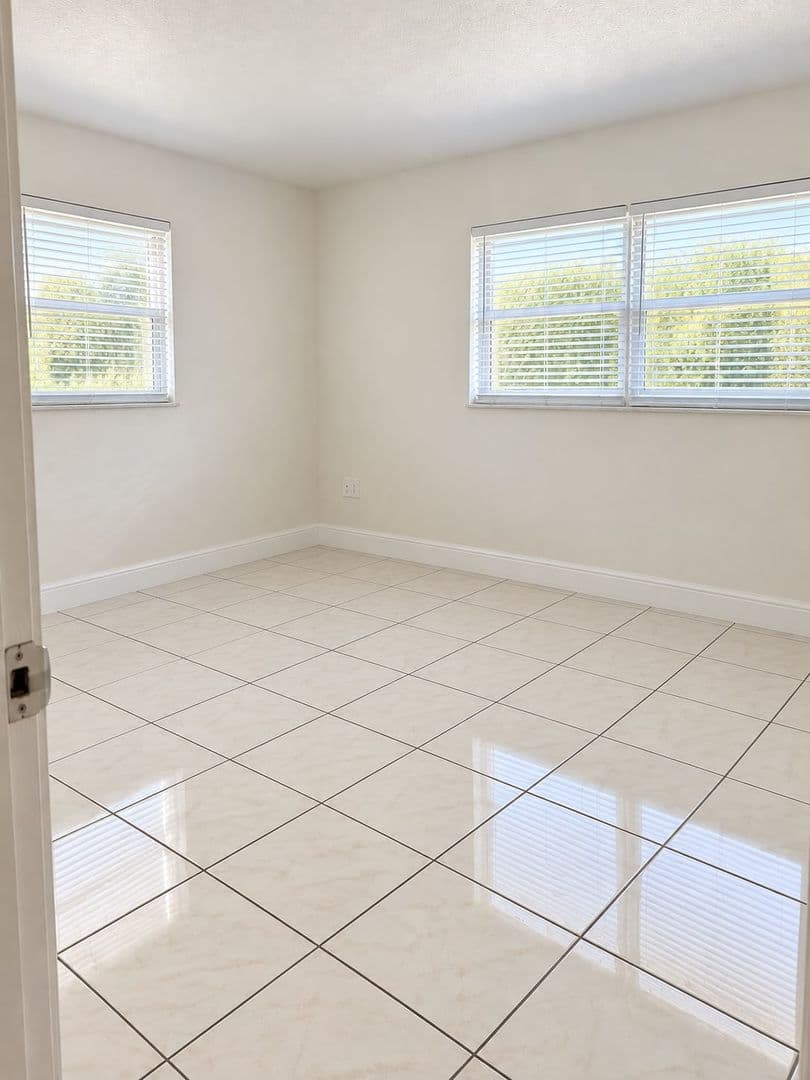 Miami Gardens Apartment: 1990 NW 183rd St