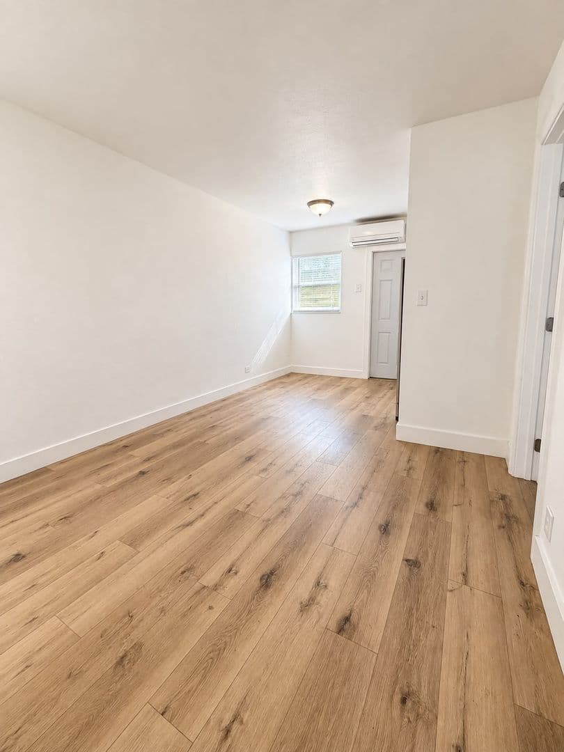 Dania Beach Apartment: 137 SW 5th CT