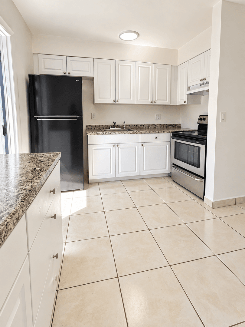 Hallandale Beach Apartment: 624-626 SW 7th Ave