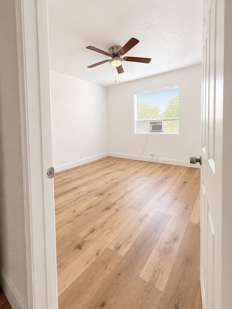 Hollywood Apartment: 1903 Thomas St