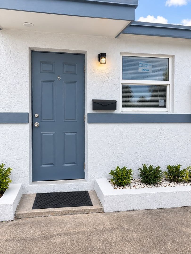 Hallandale Beach Apartment: 840 NW 10th St