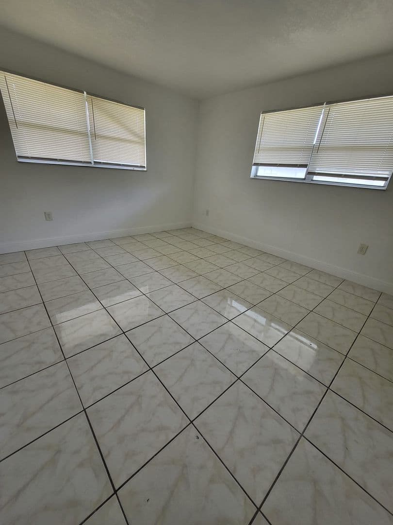 Miami Gardens Apartment: 1990 NW 183rd St