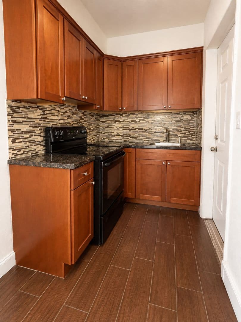Hollywood Apartment: 1903 Thomas St