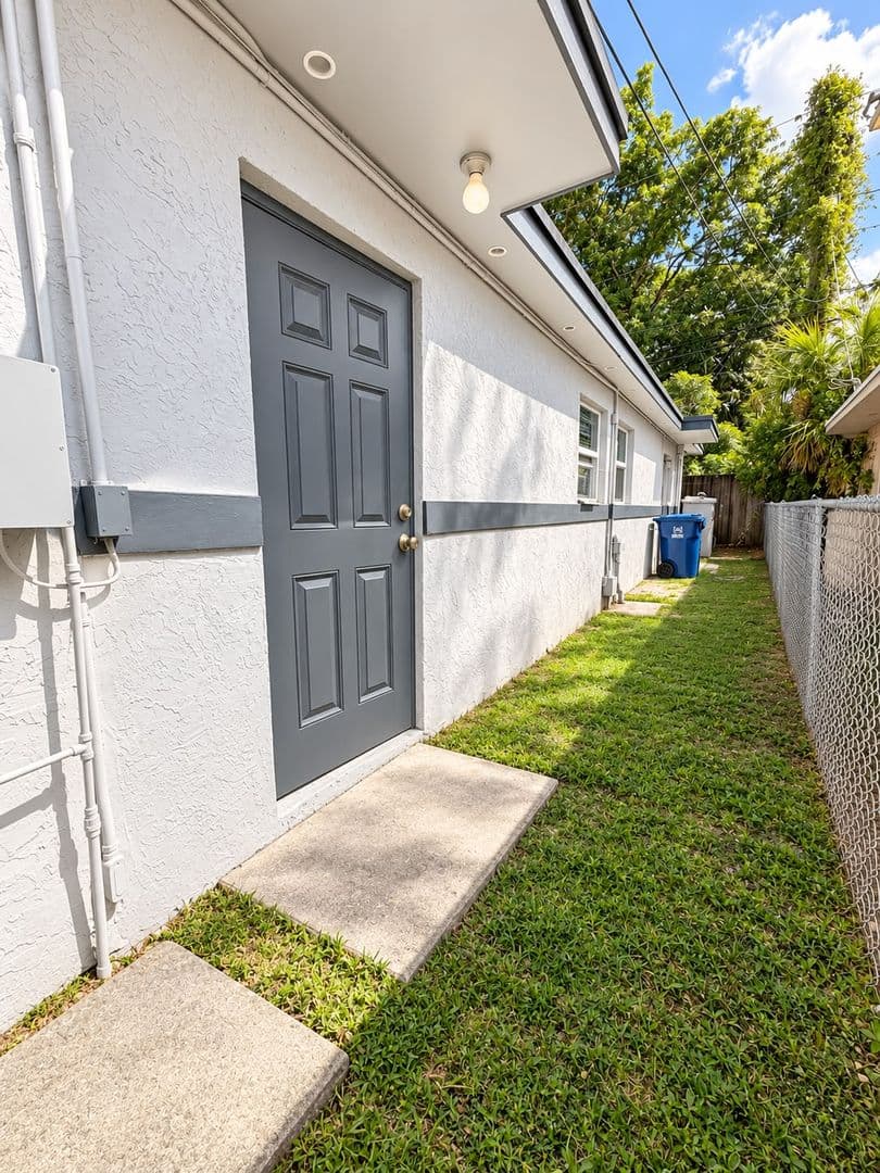 Hallandale Beach Apartment: 840 NW 10th St