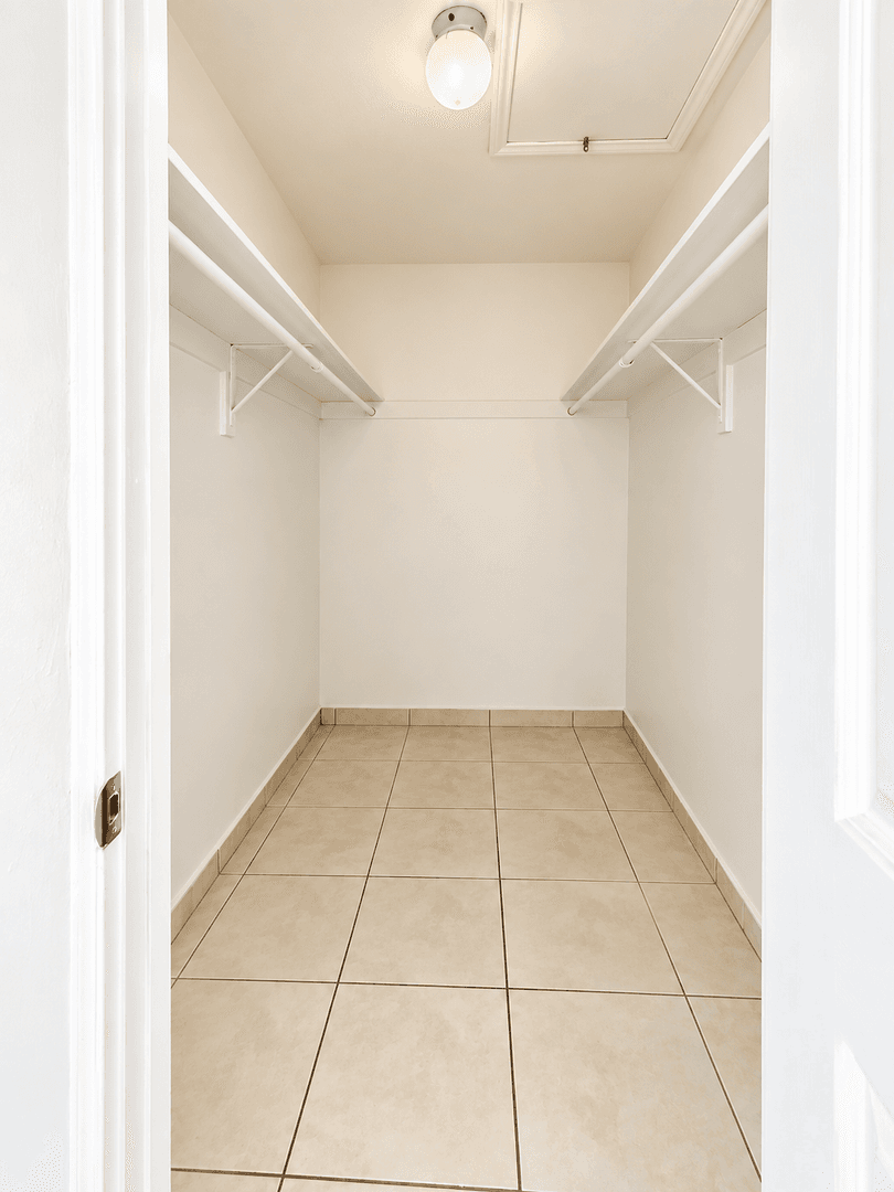 Hallandale Beach Apartment: 624-626 SW 7th Ave