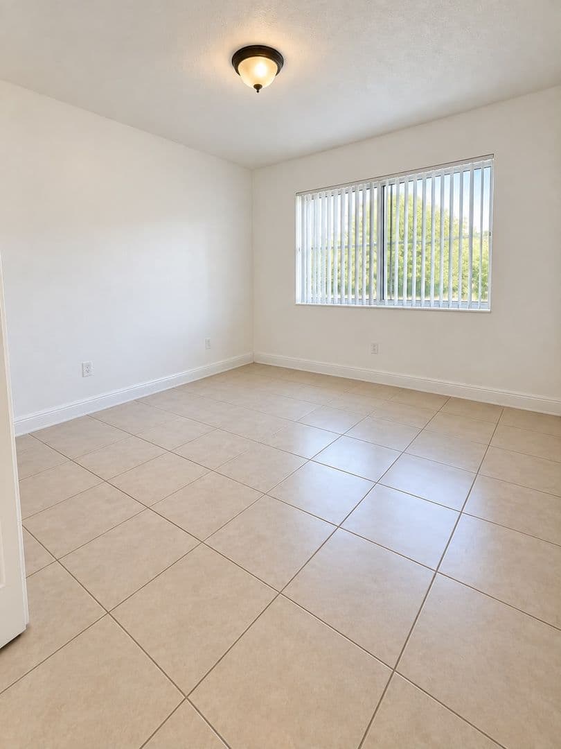 Miami Gardens Apartment: 18200 NW 20th Ave