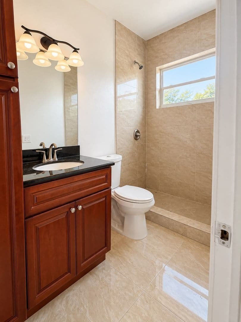 Hollywood Apartment: 1903 Thomas St