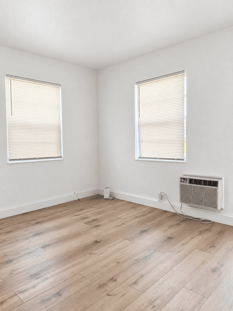 Hallandale Beach Apartment: 539 NW 1st Ave
