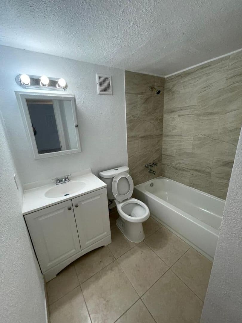 Miami Gardens Apartment: 18200 NW 20th Ave