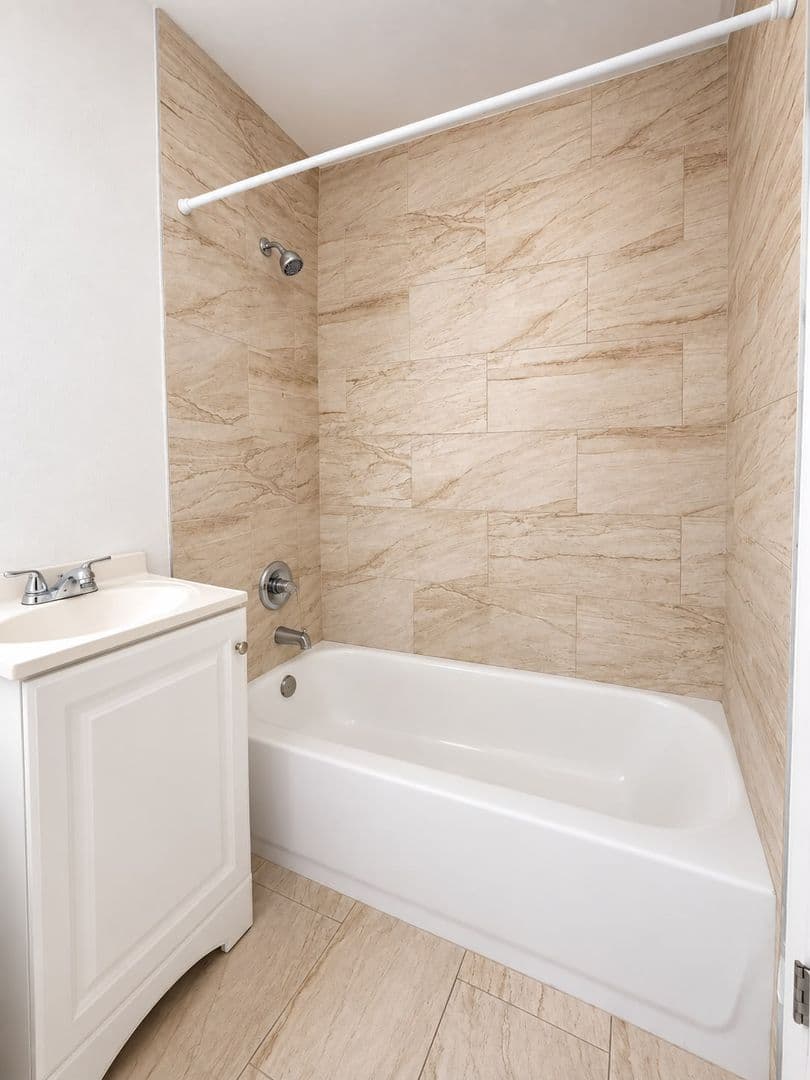 Dania Beach Apartment: 137 SW 5th CT