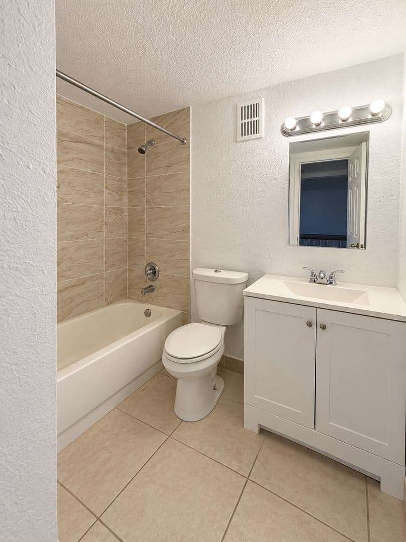 Miami Gardens Apartment: 18200 NW 20th Ave