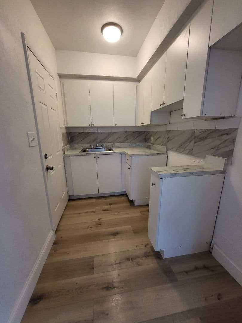 Hollywood Apartment: 1903 Thomas St