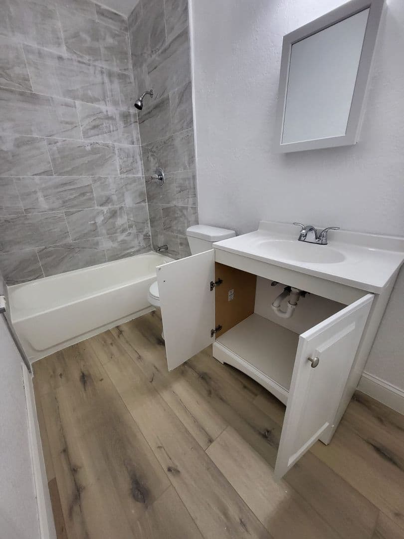 Hollywood Apartment: 1903 Thomas St