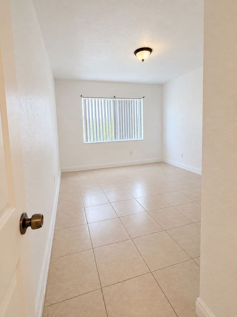 Miami Gardens Apartment: 18200 NW 20th Ave