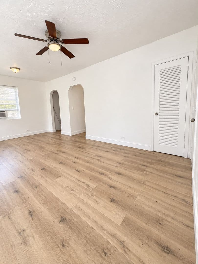 Hollywood Apartment: 1903 Thomas St