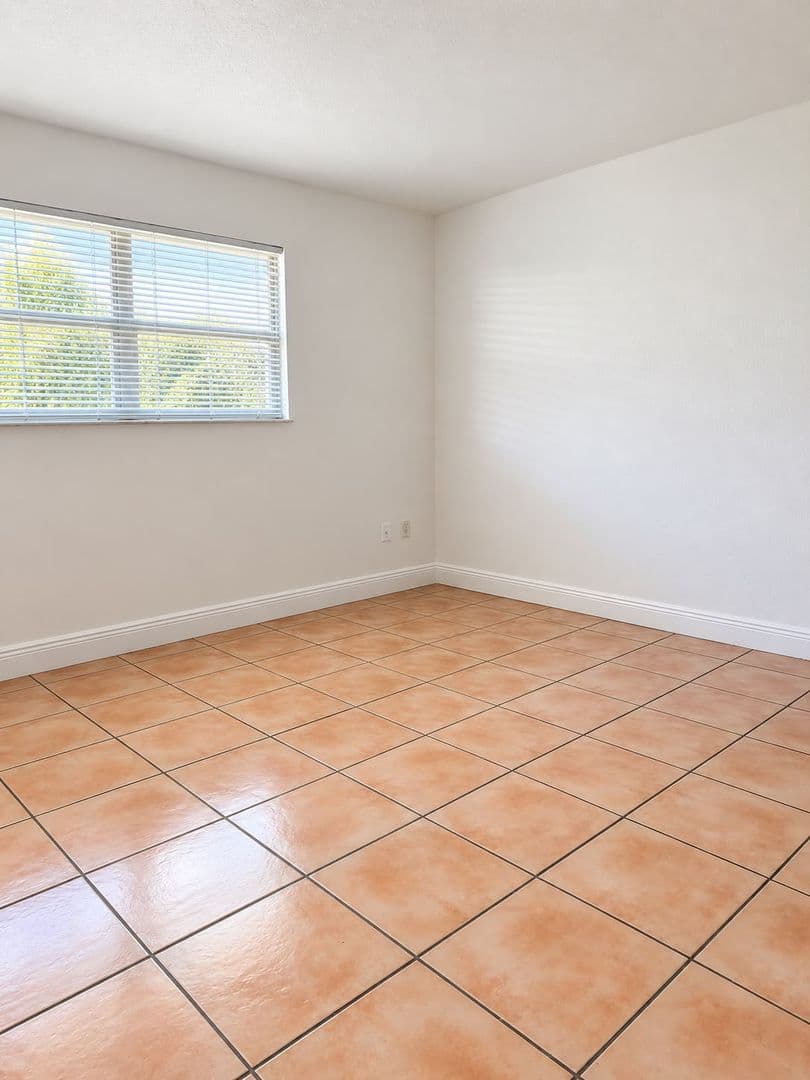 Miami Gardens Apartment: 1990 NW 183rd St