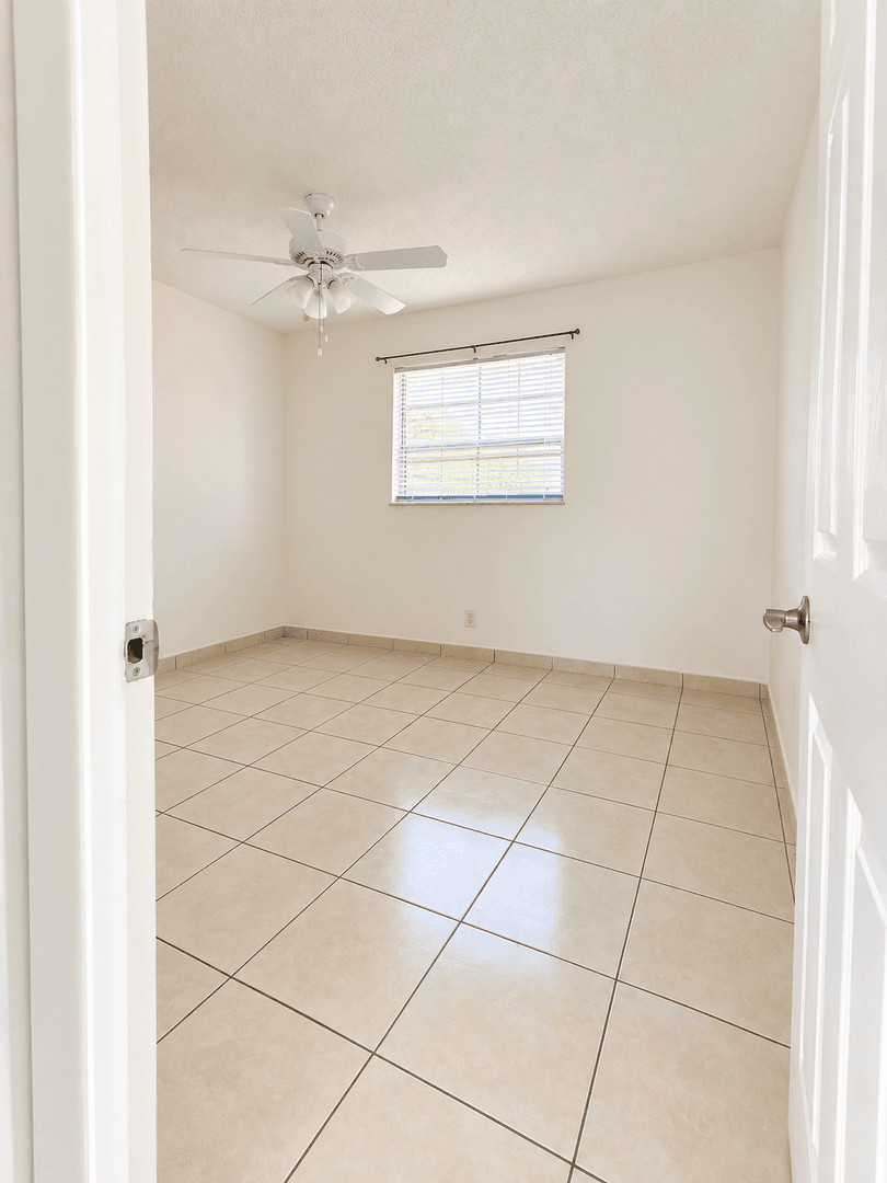 Hallandale Beach Apartment: 624-626 SW 7th Ave