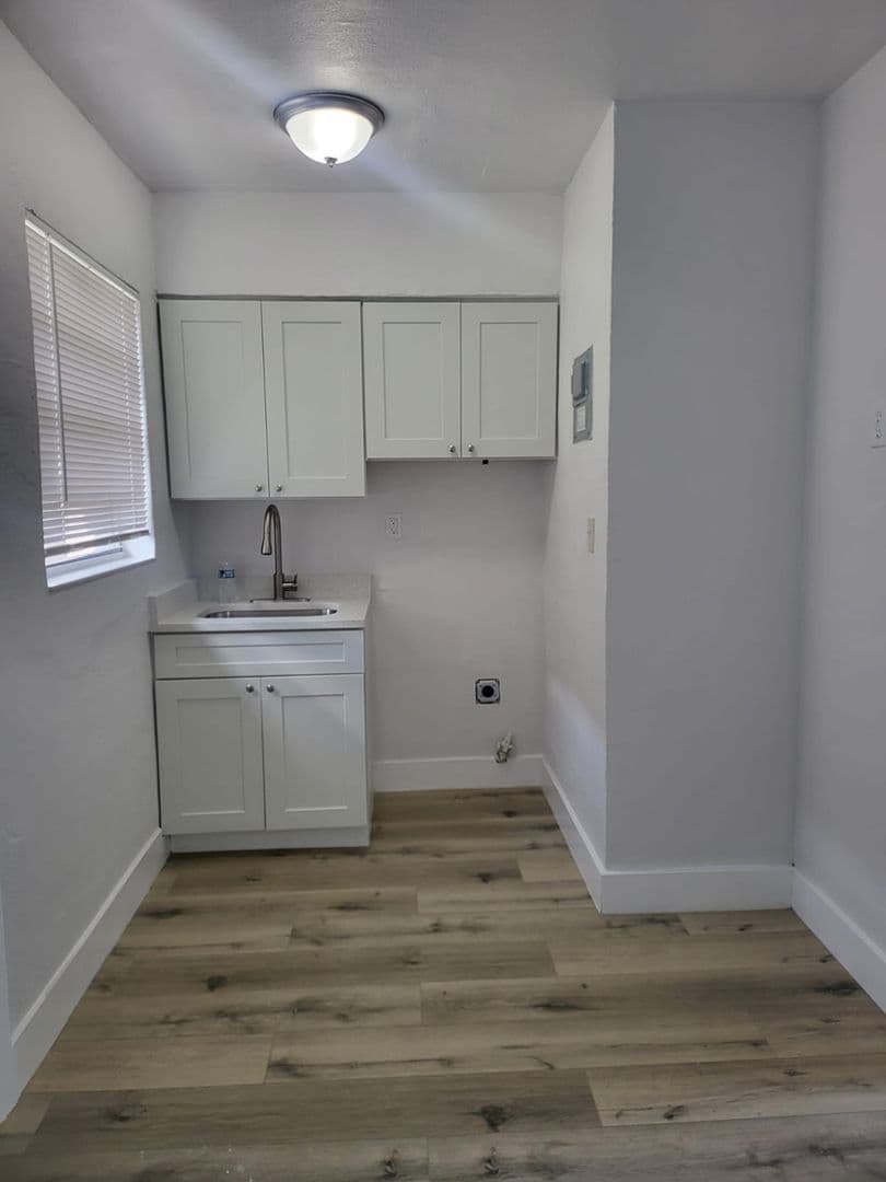 Dania Beach Apartment: 137 SW 5th CT