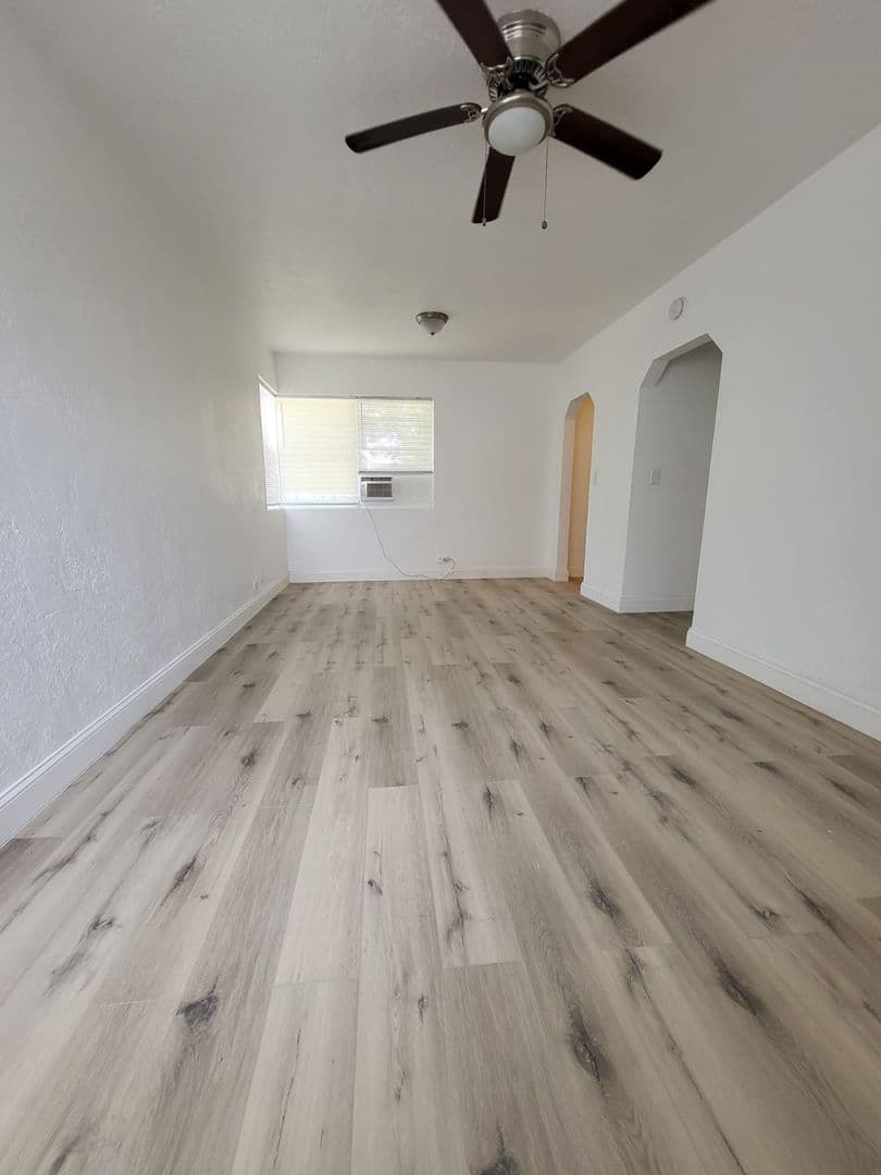 Hollywood Apartment: 1903 Thomas St