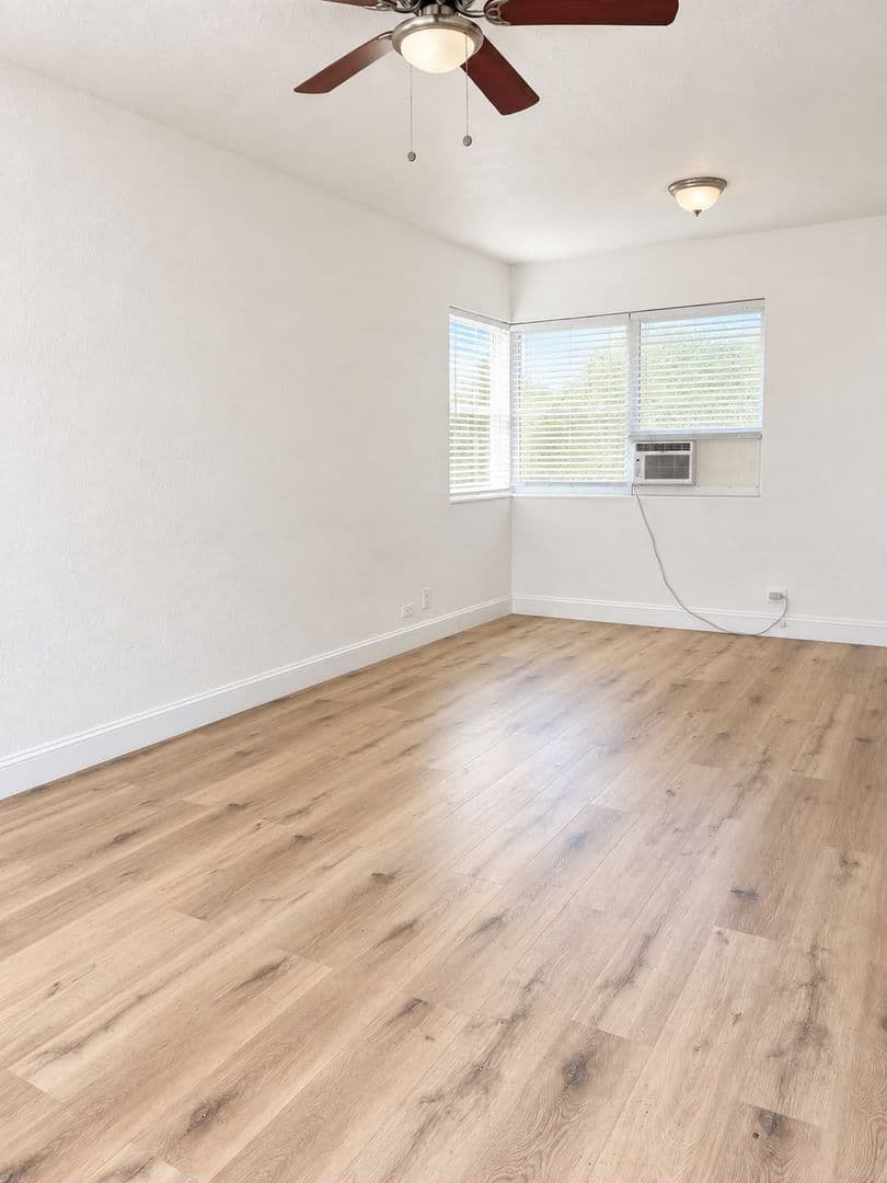 Hollywood Apartment: 1903 Thomas St