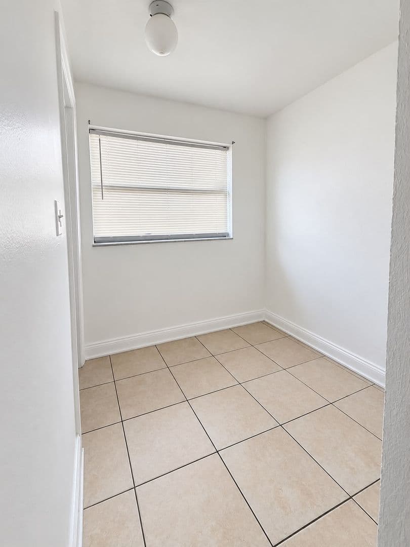 Hallandale Beach Apartment: 840 NW 10th St