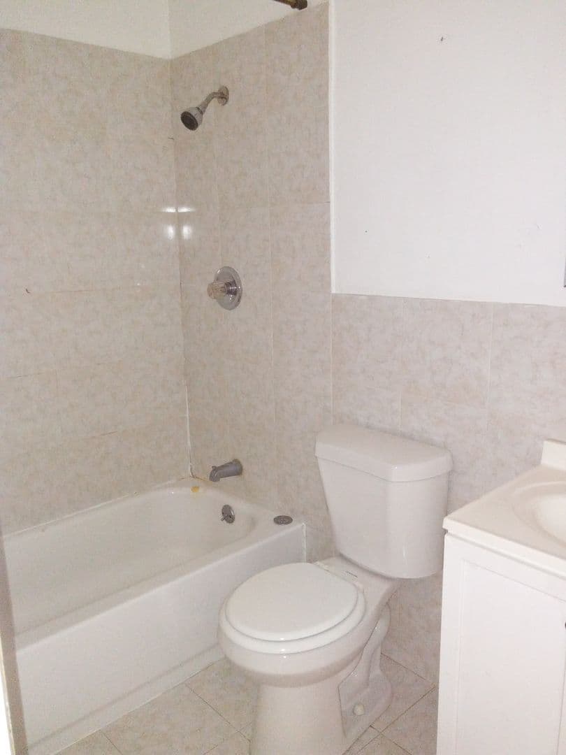 Hollywood Apartment: 1903 Thomas St