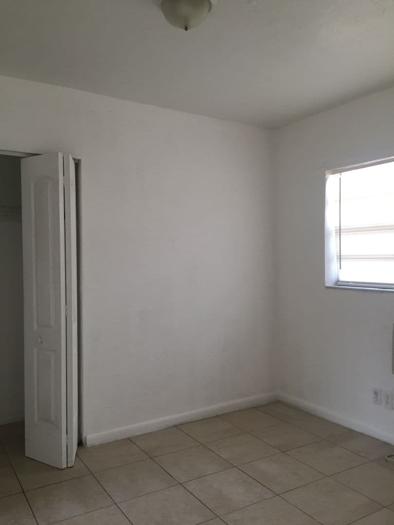 Dania Beach Apartment: 125 SW 5th CT