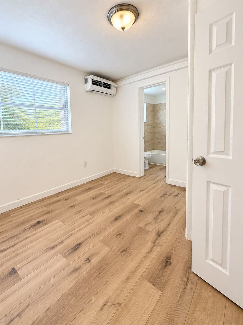 Hallandale Beach Apartment: 840 NW 10th St