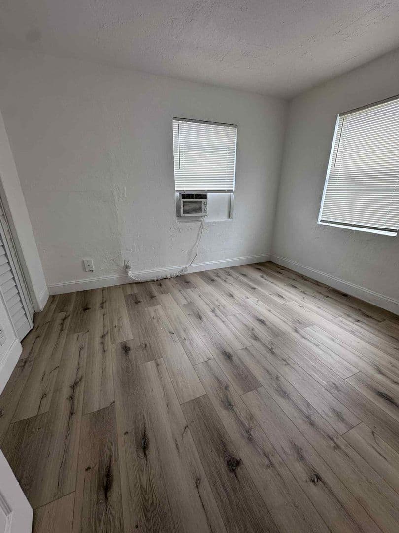 Hallandale Beach Apartment: 539 NW 1st Ave
