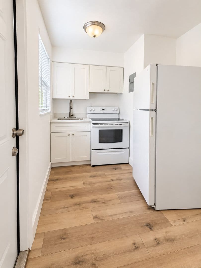 Dania Beach Apartment: 137 SW 5th CT