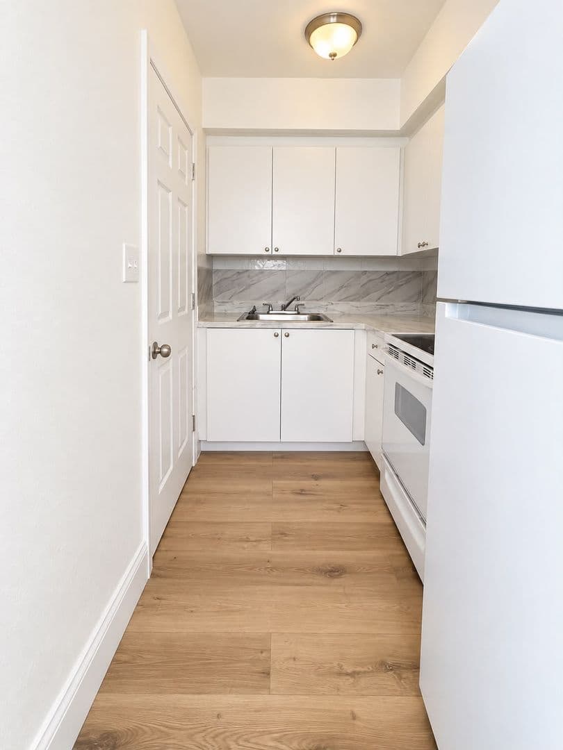 Hollywood Apartment: 1903 Thomas St