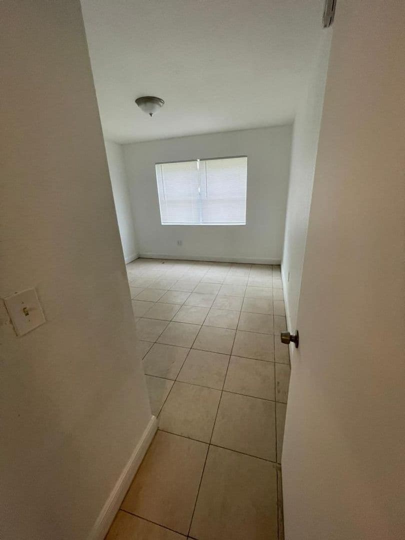 Miami Gardens Apartment: 18200 NW 20th Ave