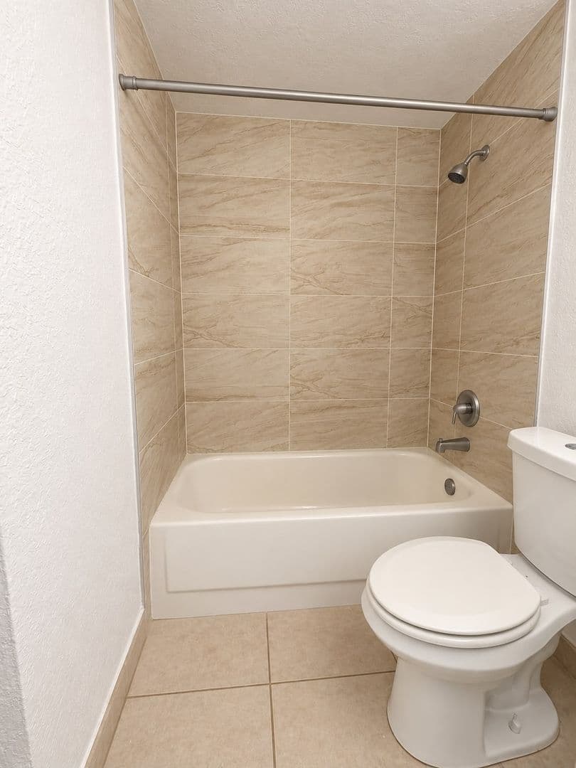 Miami Gardens Apartment: 18200 NW 20th Ave
