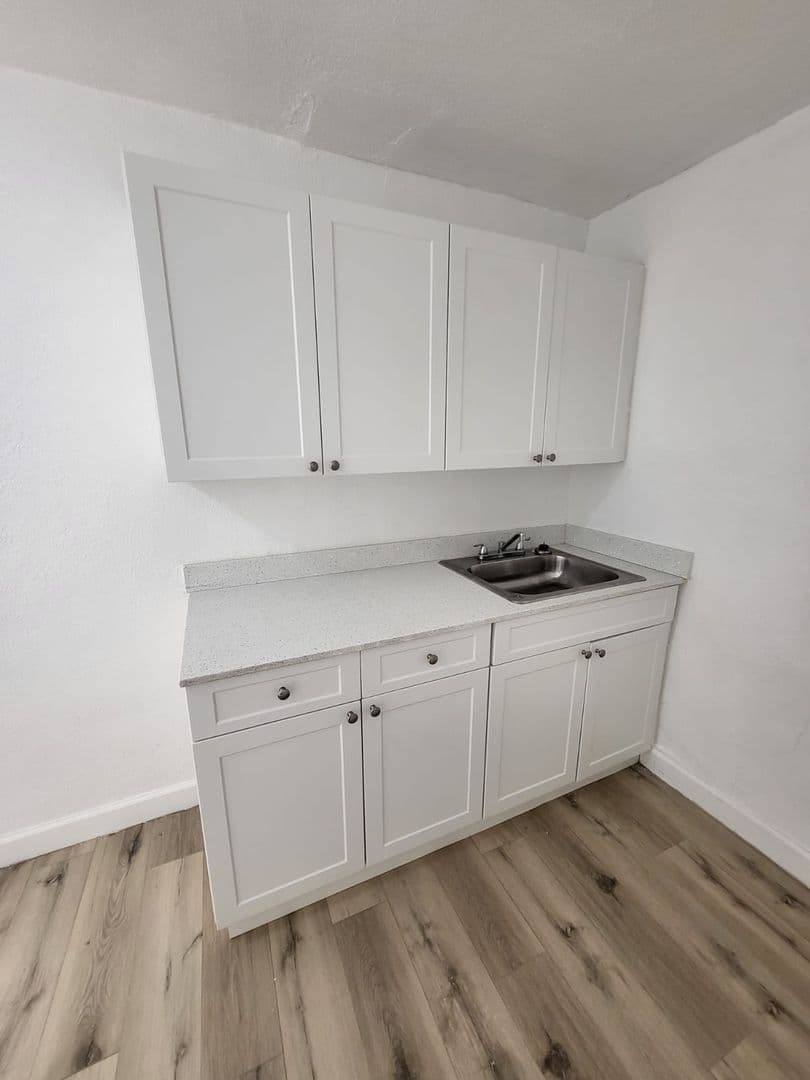 Hallandale Beach Apartment: 840 NW 10th St