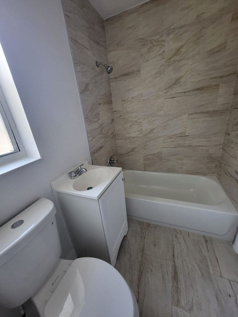 Dania Beach Apartment: 137 SW 5th CT