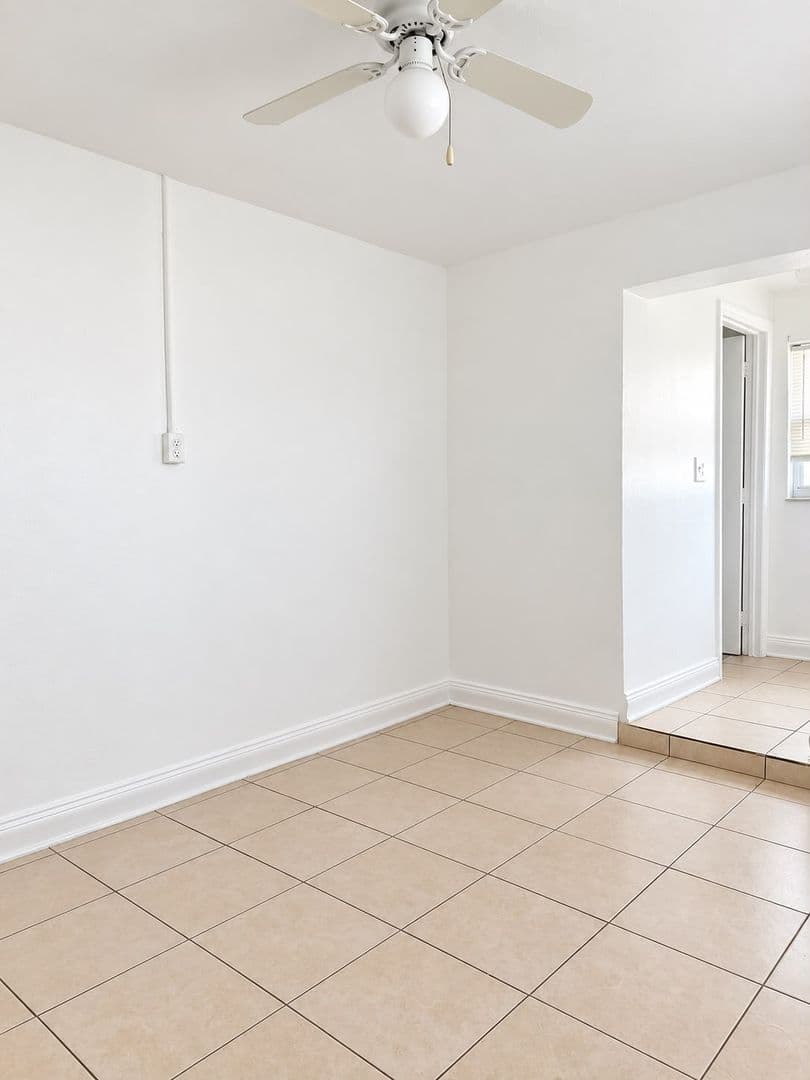 Hallandale Beach Apartment: 840 NW 10th St