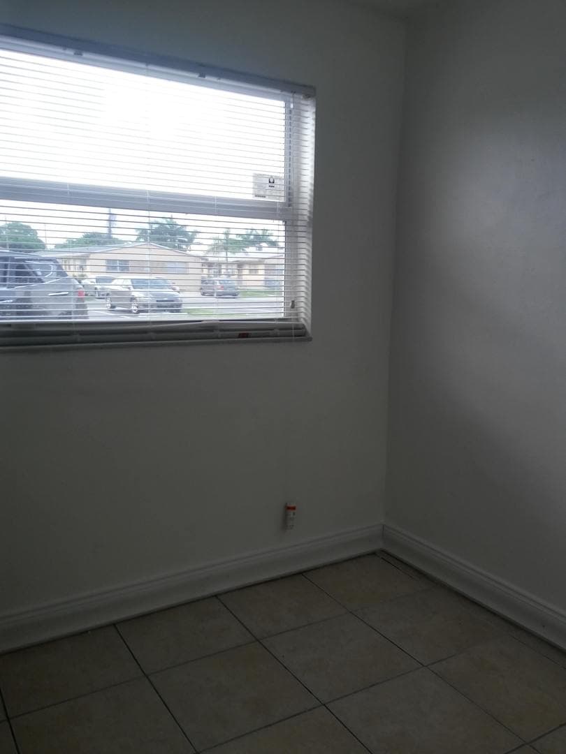 Hallandale Beach Apartment: 840 NW 10th St