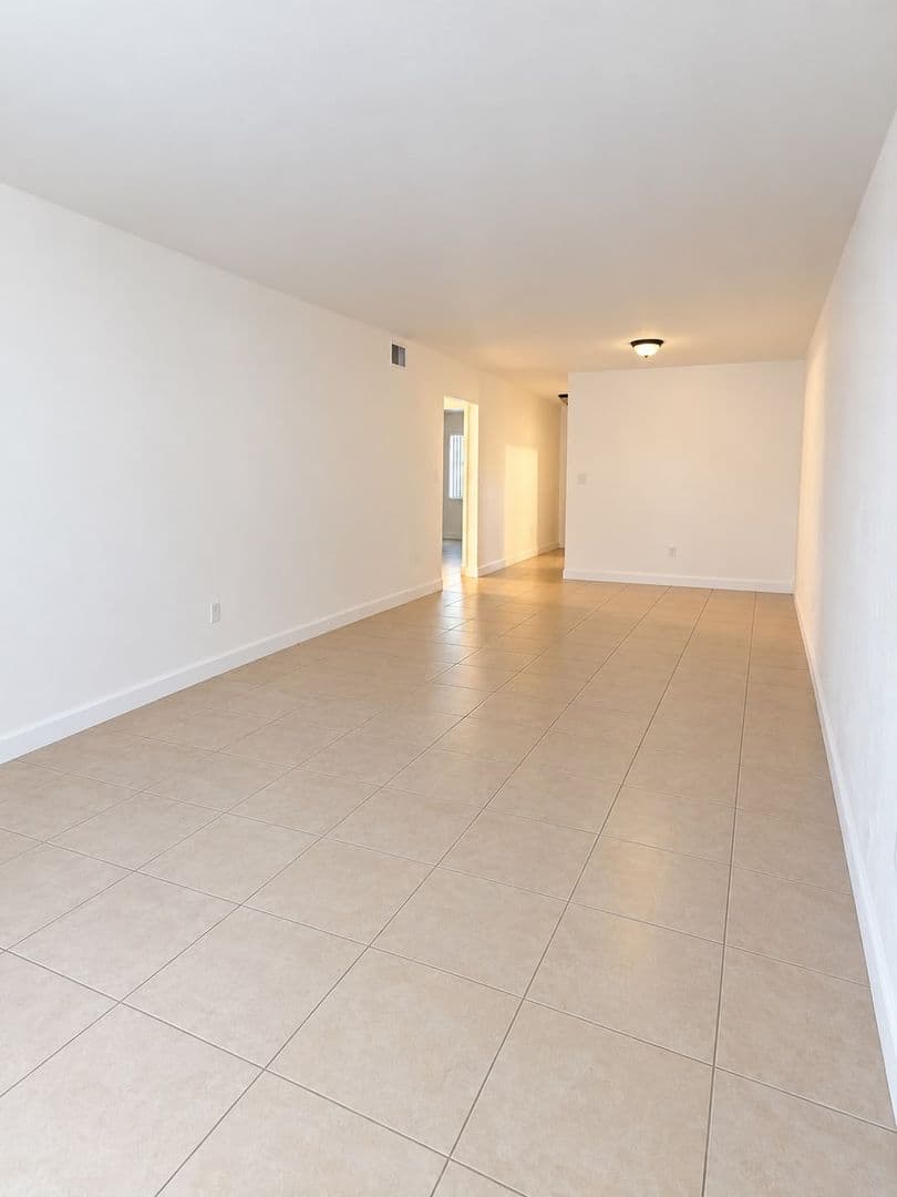 Miami Gardens Apartment: 18200 NW 20th Ave
